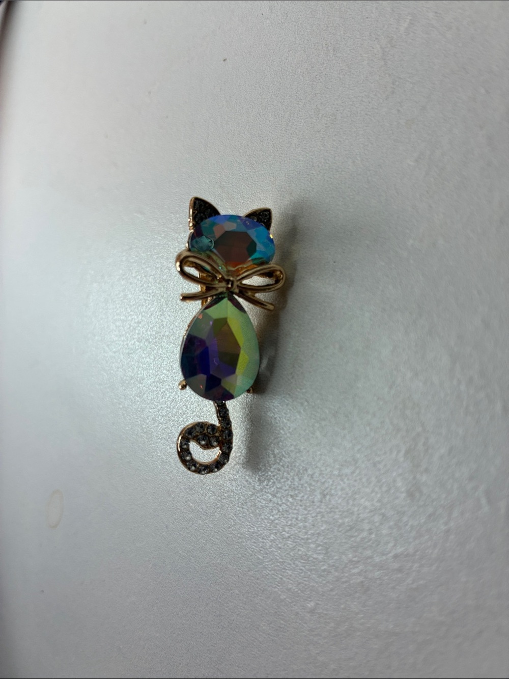 Iridescent Crystal Cat Brooch Rhinestone Gold Tone Pin Vintage Jewelry - Picture 4 of 7